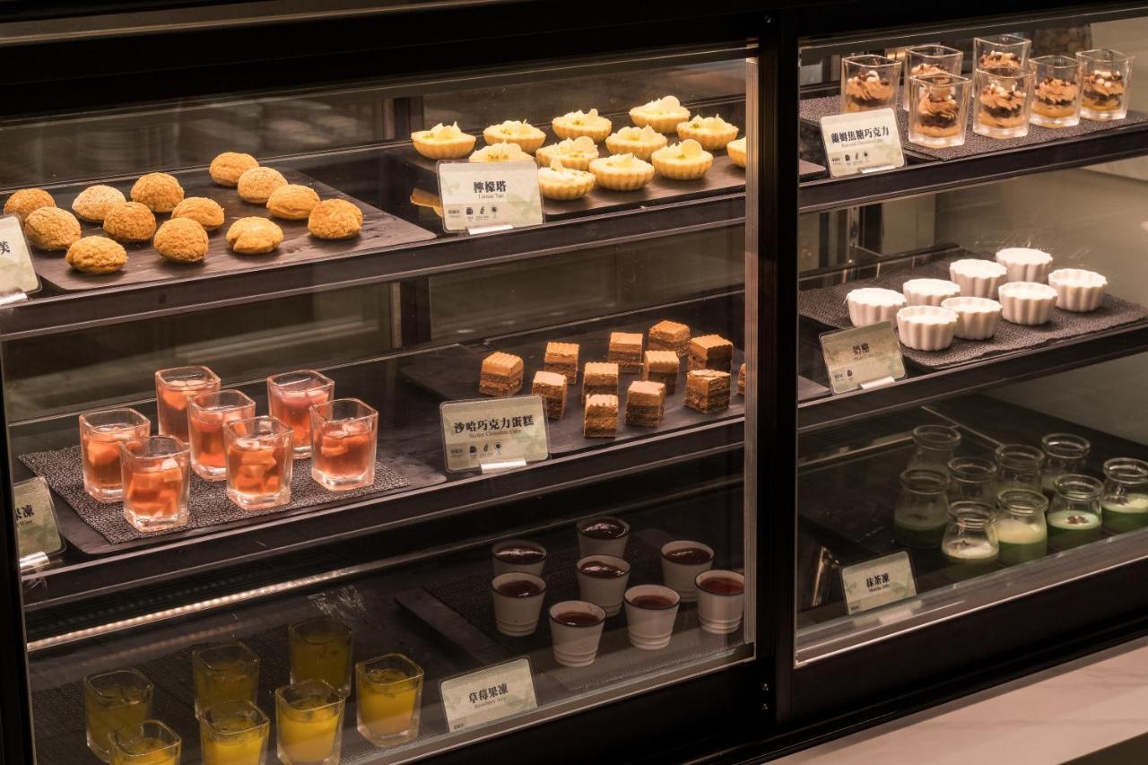 Evergreen Palace Hotel Chiayi Taibao Екстериор снимка A display case of desserts